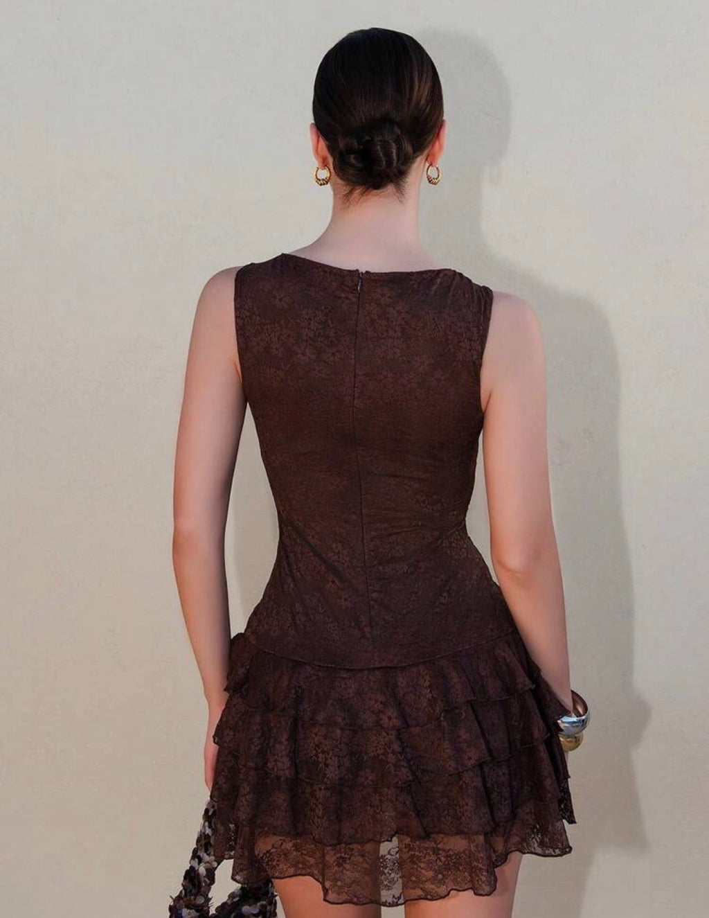 Vestido café con encaje