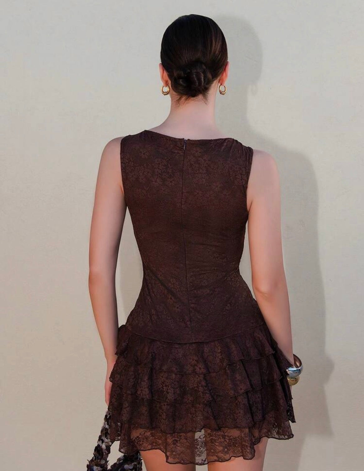 Vestido café con encaje